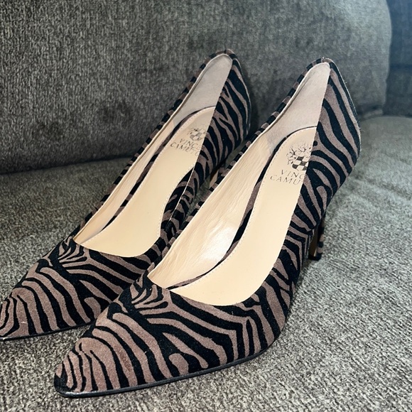 VINCE CAMUTO SAVILLA
MOCHA TEXTURED ZEBRA
HEELS SIZE 7.5 - Picture 2 of 14